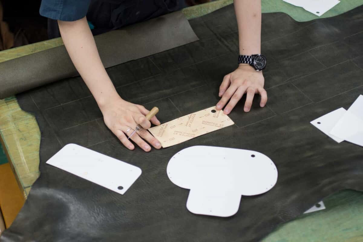 ミッスーリレザー　鞄作り　裁断