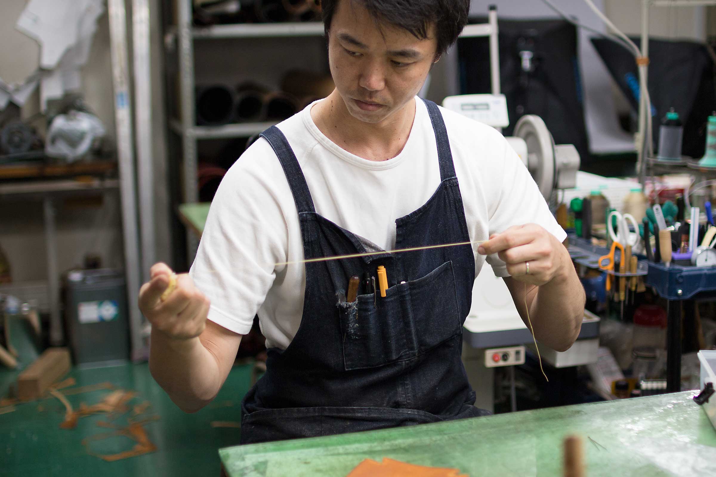 革トレイ 制作の様子 糸のロウ引き