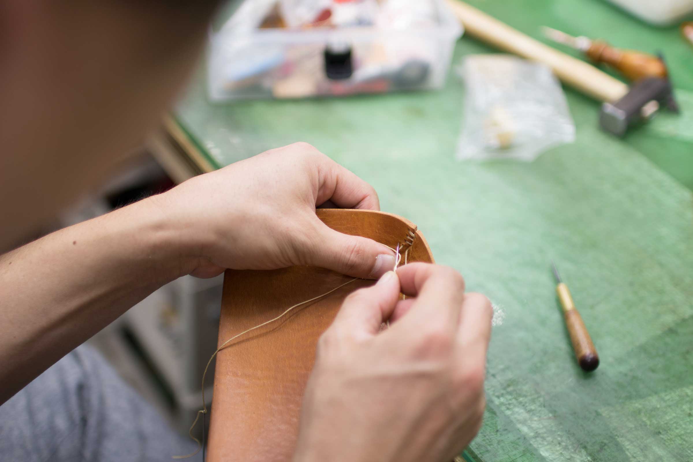 革トレイ 制作の様子 縫い