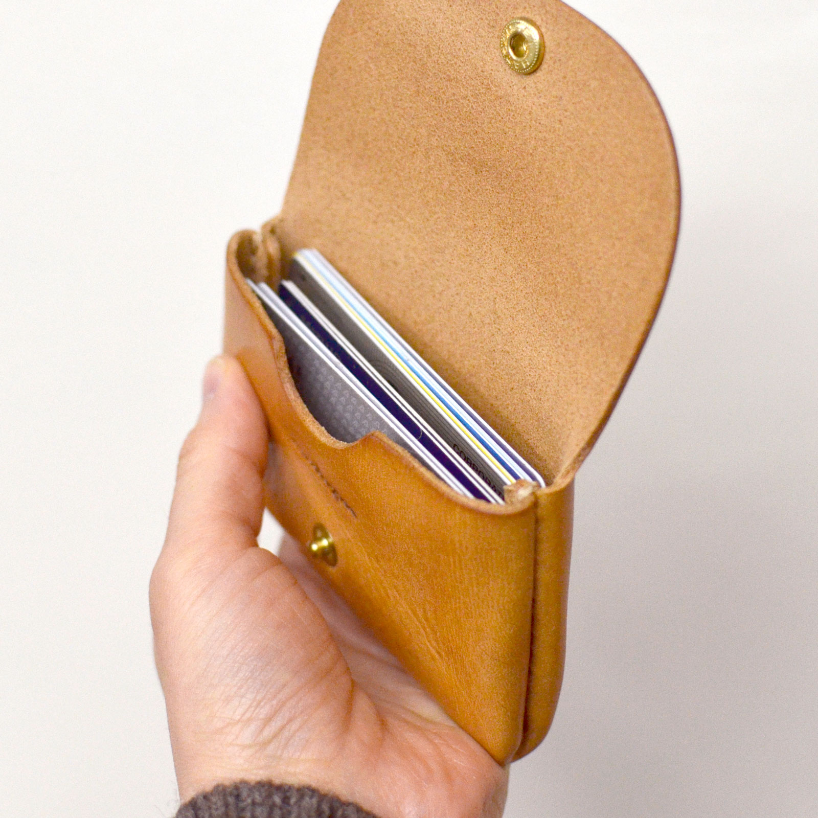 フラップ名刺入れ　カードを収納
