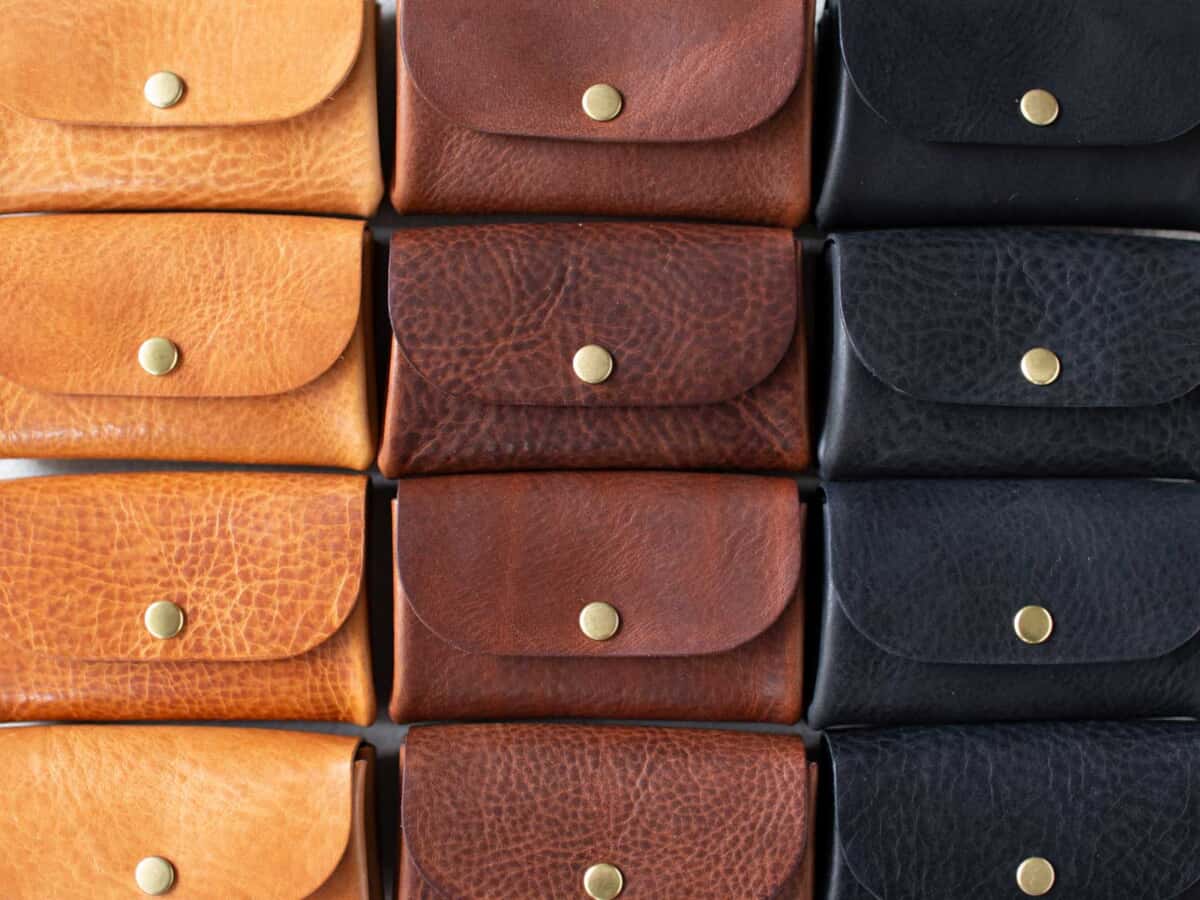 カシメミニ財布　ミッスーリレザーの様々な風合い